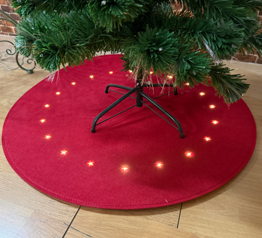 Εικόνα από Τσόχινο χαλάκι δέντρου Φ90εκ κόκκινο με 20 θερμά λαμπάκια LED μπαταρίας χωρίς τρύπα